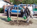 vor dem EWO-Gebäude wird zur Eröffnung eine Buche gepflanzt. 2007
