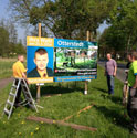 Auch das große Plakat an der Ortseinfahrt in Otterstedt steht.