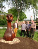 Das Kunstwerk "Der Vogel" ist am 30. April in Posthausen aufgestellt worden.